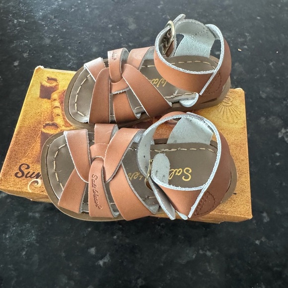 NWT Brown Leather Sandals with Crisscross Design - Picture 2 of 6